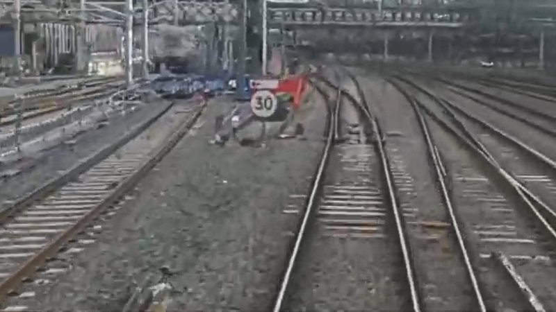 Screencap of video depicting cab ride from Ealing to Paddington December 2019.