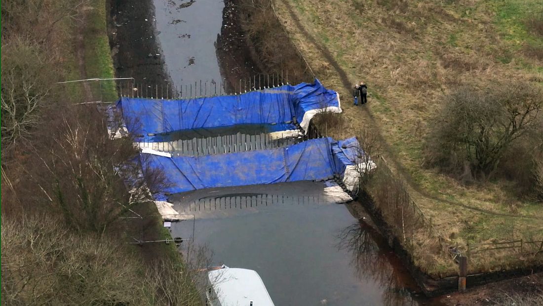 Two coffer cams near Park Lane aqueduct (or overbridge as they were called)  the water level between the canal being filled and the section with the breach is quite evident.
