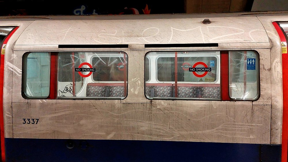 Some of the trains had writing on the roofs too. The filthy state the train can be seen in is unbelievable. There's marks everywhere in the dirt.