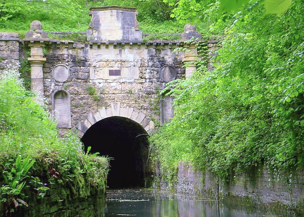 The Coates tunnel portal seen in 2002 from low down on the canal. There is a slipway at this point which allows such perspectives to be done. Again, there's so much green foliage!