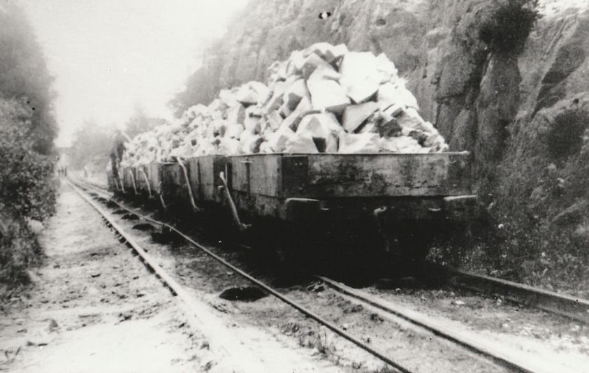 Trucks laden with stone descending from the quarries to Froghall wharf for onwards shipment by canal boat. A man can just be seen on the end truck. No doubt he is in charge of the trcuks and the brakes.